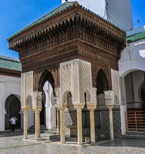 조각된 나무와 스투코 장식이 특징인 안뜰의 사디 왕조 파빌리온 중 하나 (16세기 말-17세기 초)