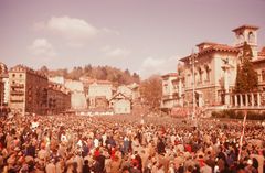 1960년 4월 12일 기장의 장례 행렬 중 로잔의 리폰 광장에 모인 군중들