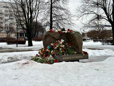 2024년 2월 17일 상트페테르부르크의 솔로베츠키 석에 놓인 꽃들