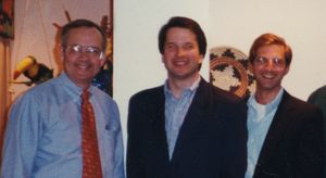 아자(오른쪽)는 1990년대에 켄 스타 및 브렛 캐버노와 함께