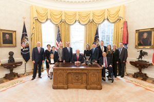 에이자(Azar)와 그의 가족이 2018년 1월 미국 보건복지부 장관 취임 직후 트럼프 대통령, 펜스 부통령과 함께 대통령 집무실에서 기념 촬영을 하고 있다.