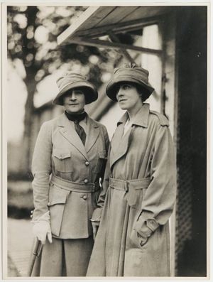 앤 모건(왼쪽)과 앤 머레이 다이크, 약 1915년