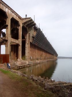 철거 전인 2007년의 거대한 수 라인 광석 부두