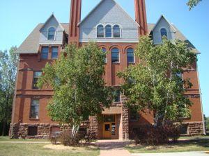 노스랜드 칼리지(Northland College)의 가장 오래된 건물인 휠러 홀은 미국 국립 사적지 등록부에 등재되어 있다.