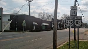 US 82/US 425/AR 8이 햄버그의 메인 스트리트에서 겹치는 모습