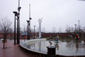 앨투나 다운타운 중심에 있는 광장과 시계