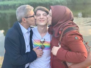 아카드와 그의 부모 (2020)