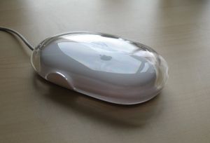 Apple USB Mouse – 수정된 버전의 흰색 Pro Mouse – 이 마우스는 측면에 흰색 손잡이가 있는데, 이는 투명한 손잡이가 있는 오리지널 Pro Mouse와 구별된다.