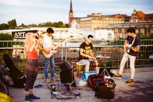 앨리스 피비 루가 2016년 베를린 바르샤우어 슈트라세역에서 밴드와 함께 공연하는 모습