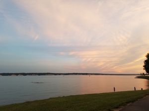 양크턴 서쪽, 사우스다코타 해안을 따라 있는 루이스 앤 클락 레크리에이션 지역에서 바라본 루이스 앤 클락 호수의 모습.