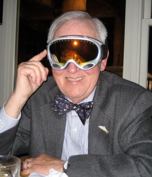 75번째 생일에 스키 고글을 써보는 얀 해럴드 브룬번드