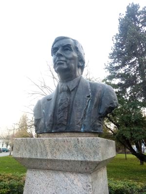 자그레브의 동명의 도로에 있는 언털의 흉상