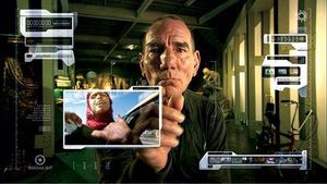 피트 포스틀스웨이트가 자신의 기록 보관 컴퓨터를 들여다보는 영화의 홍보 이미지.