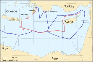 동지중해의 대륙붕 및 EEZ 구역에 대한 분쟁. 파란색: 그리스와 키프로스가 주장하는 지역; 빨간색: 터키가 주장하는 지역. "A-B"로 표시된 구역: 2019년 11월 협정에 따른 터키와 리비아 간의 경계. "C-D"로 표시된 구역: 2020년 8월 협정에 따른 그리스와 이집트 간의 경계