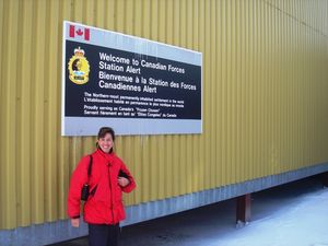 세상에서 가장 북쪽에 위치한 영구 거주지인 얼러트를 기념하는 CFS Alert 표지판. 이 지역은 1950년부터 사람이 거주해왔다.