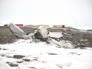 1950년 7월에 추락한 캐나다 왕립 공군 랭커스터 965의 잔해. 북극의 어려운 환경은 얼러트 착륙을 위험하게 만든다.