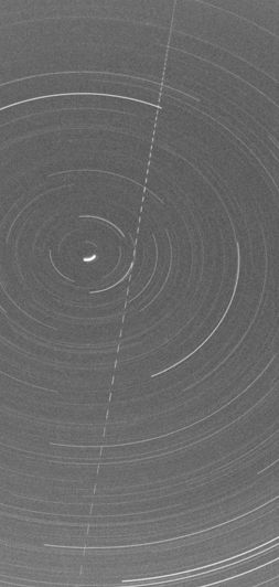 사진의 남쪽에서 북쪽으로 뻗어 나가는 빛의 궤적으로 보이는 1990년 10월 13일 어스그레이징 유성의 하늘 사진. 체르베나 호라(체코)에서 촬영되었으며, 이곳은 유럽 화구 네트워크의 관측소 중 하나이다.