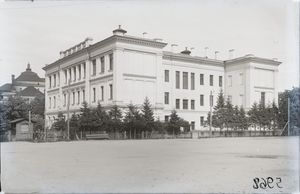 왈이 수년간 교사로 근무했던 구 성 베드로 과학고등학교 건물