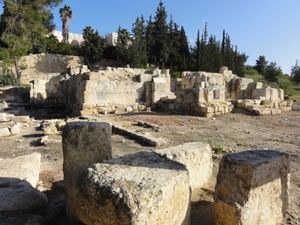 아랍인들이 ʿAmwās라고 부르는 엠마우스 니코폴리스 유적지. ʿAmwās의 역병은 시리아-팔레스타인 전역으로 퍼지기 전, 그곳에 주둔한 무슬림 아랍군을 먼저 강타했고, 이집트와 이라크에도 영향을 미쳤다.