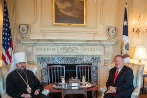 에피파니우스는 2019년 미국 국무장관 마이크 폼페이오와 함께