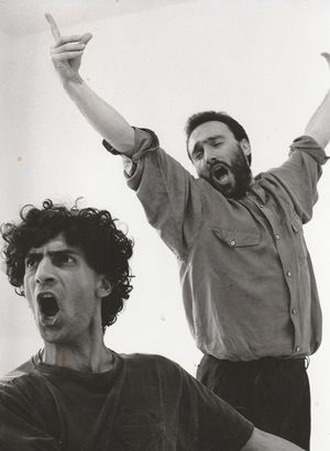 한 내담자와 함께 표현적 치료를 사용하는 심리치료사