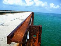 1910년경 건설된 구 오버시즈 철도교 (미국 플로리다)의 난간. 염해로 인해 도장이 벗겨지고 심하게 부식되었다.