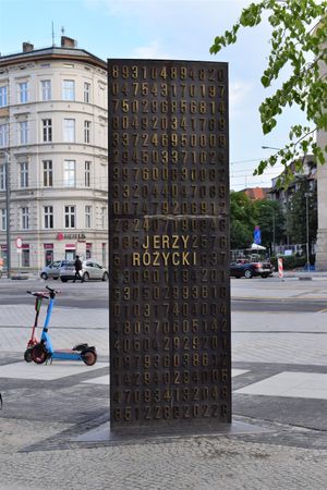 2007년 마리안 레예프스키, 예지 루지츠키, 헨리크 지갈스키의 암호 해독가 기념비, 포즈난 황궁 앞