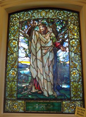 루이스 컴포트 티파니가 보스턴의 알링턴 스트리트 교회 스테인드글라스 창문에 묘사한 산상 설교