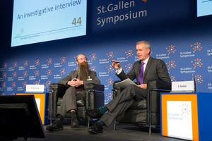 2014년 장크트갈렌 심포지엄에서 스티븐 새커와 인터뷰하는 오브리 드 그레이