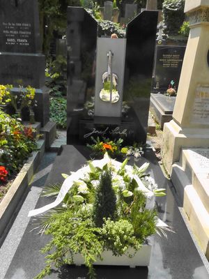 요제프 수크의 비셰흐라트 묘지 묘비.