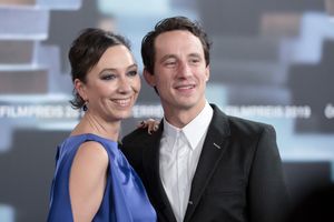 2019년 로렌스 럽과 함께 있는 슈트라우스.