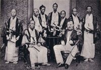 폼페와 그의 제자들. 폼페 건너편에 앉은 인물은 마쓰모토 료준이다.