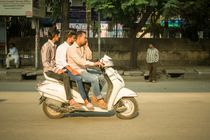 인도 하이데라바드에서 2륜차를 타면서 휴대 전화로 통화하는 모습. 여러 유형의 주의 분산을 유발할 수 있다.