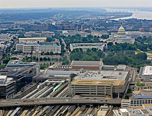 2022년 5월 배경에 미국 국회의사당이 보이는 워싱턴 유니언역