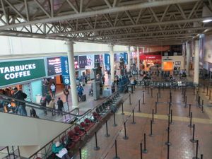 2016년 11월의 암트랙 탑승 구역. 1988년 9월에 개장한 기존 구조물 뒤에 있다.