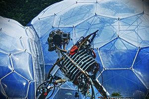 현대 생활의 잔해로 만들어진 에덴 프로젝트 조각상—이빨은 컴퓨터 마우스로 만들어짐