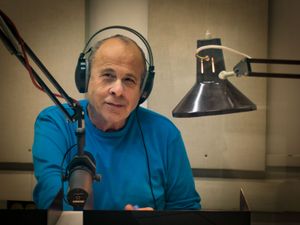 콜 이스라엘 스튜디오에서 정시 뉴스 방송을 읽고 있는 코비 바르카이