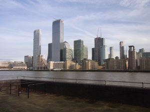 독 아일랜드의 재개발 모습. 현대적인 스카이라인 뒤에는 여전히 해결되지 않은 지역 문제가 남아있다.