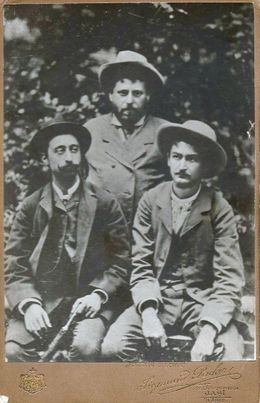 1885년 슬라닉 몰도바에서 A. C. 쿠자와 N. A. 보그단과 함께 온천 요법을 받는 크레앙거(위쪽)