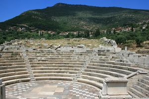 고대 유적 아래에서 본 마브로마티 전경.