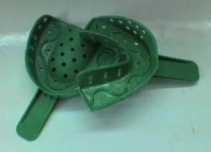 양쪽 턱의 플라스틱 치과용 트레이