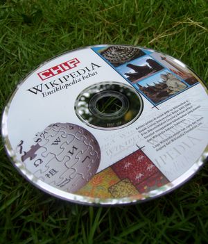 2008년 8월호에 칩(Chip) 잡지에서 배포한 인도네시아어 위키백과 무료 DVD