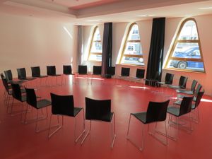 만남의 원은 T-그룹 회의를 진행하는 한 가지 방법일 수 있습니다