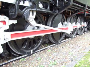 E10 2의 제2 ~ 제5동륜. 제3동륜과 제4동륜을 보면 접지면이 평평하다는 사실을 알 수 있다.(2008년 10월 15일, 오메 철도공원)