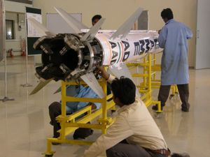 고고도 방어 (AAD) 내대기권 요격 미사일. 연구 센터 임라트의 프로그램 방공 ABM 개발 시설에서 통합되고 있다. 로켓 모터 끝 부분에 있는 미사일 제트 베인을 주목하라. 이 시스템은 발사 중 매우 빠른 피치오버 및 롤 제어를 제공한다.