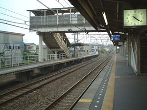 승강장 지붕 확장 및 안전 감지기 설치 전 2번 승강장에서 서쪽(오고세 방면)을 바라본 모습 (2000년 8월)