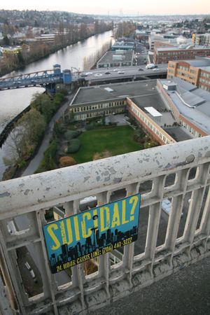 시애틀 조지 워싱턴 기념교(오로라교)에 설치된 자살 방지 핫라인 안내 표지판.