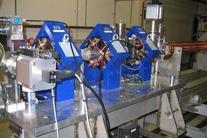 오스트레일리아 싱크로트론의 선형 가속기(Linac)에 사용되는 사중극자 자석. 자력계는 이러한 자석의 자기장을 측정하는 데 사용된다.