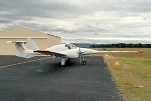 자력계를 팁에 장착한 붐을 코에 장착하여 공중 조사를 위해 개조된 다이아몬드 DA42 경비행기