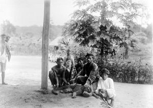 1915~1926년경, 반텐(Banten), 서 자바(West Java)에서 갓 사살된 표범과 함께 있는 남자들과 아이.